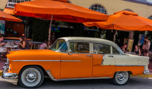 Carro vintage estacionado no Ocean Drive em Miami Beach — Fotografia de Stock
