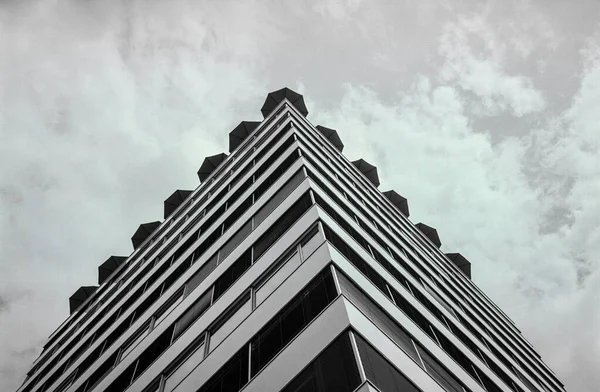 Detalle arquitectónico de un rascacielos de cristal — Foto de Stock