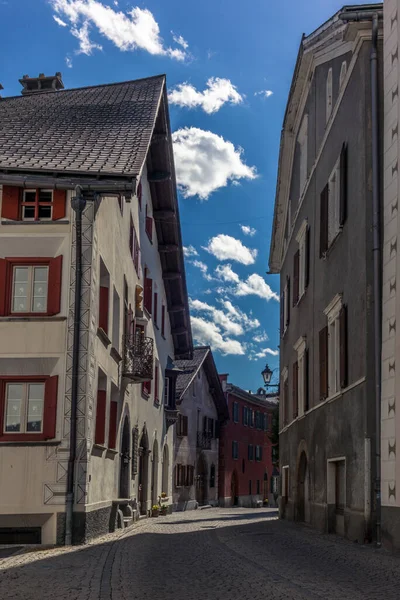 Strada medievale colorata a Samedan in Engadina — Foto Stock