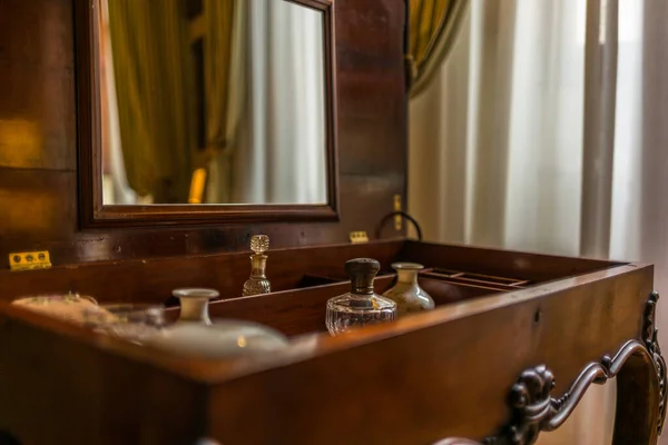 トスカーナのヴィンテージ香水の食器棚 — ストック写真
