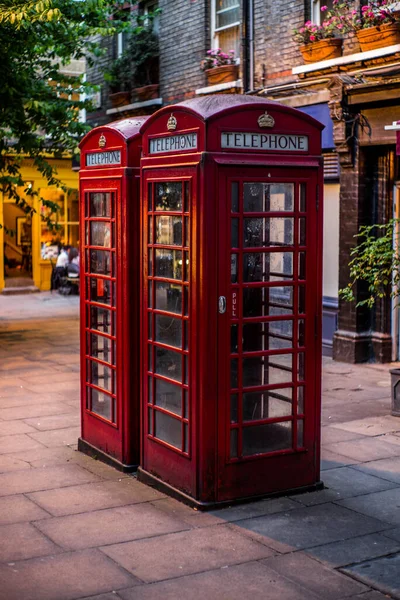 Cabinas telefónicas en un tranquilo callejón en Londres -1 — Foto de Stock