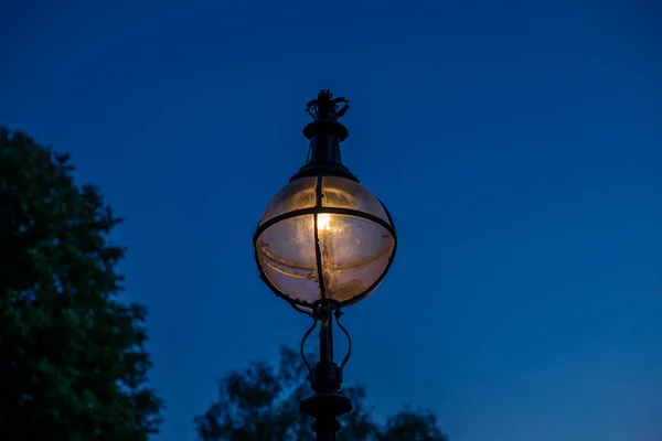 लंडनमधील हायड पार्कमध्ये रस्त्यावरील प्रकाश 1 — स्टॉक फोटो, इमेज
