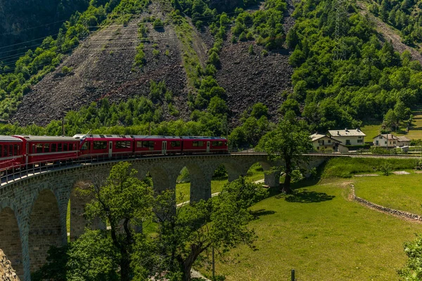 Comboio na ponte de viaduto circular perto de Brusio no Al suíço — Fotografia de Stock