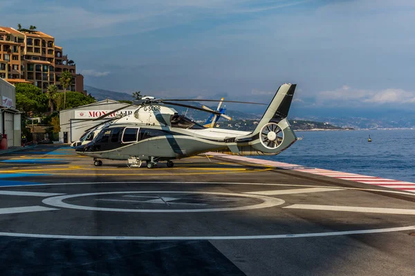 Helikopterler Monako Heliport 'ta.