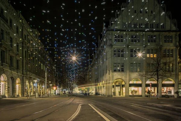 Karácsonyi bevásárlás a színesen díszített Zurich Bahnhofstr — Stock Fotó