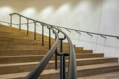 Kıvrımlı bir merdiven yukarı sarkıyor