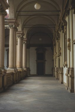 Milano 'daki Brera Üniversitesi' nin dışındaki kolonlar ve manastırlar. - 