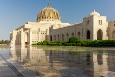 Tipik bir Om 'la Muscat Büyük Camii' ne giden bir dua.