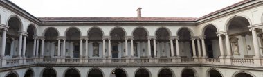 Milano 'daki Brera Üniversitesi' nin dışındaki kolonlar ve manastırlar. - 