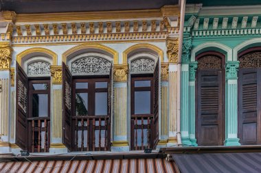 Singap 'ta tipik sömürge mimarisinde pencere ve balkonlar