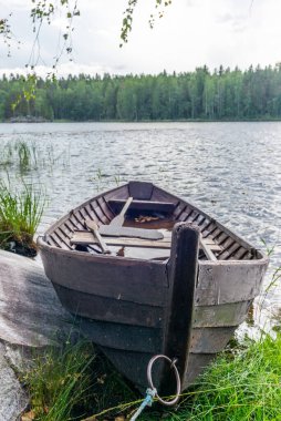 Finlan 'daki Saimaa Gölü kıyısında eski ahşap bir kayık.