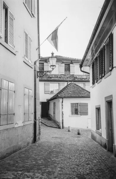 Estrecha calles empedradas en el centro del casco antiguo de Zurich tiro ingenio — Foto de Stock