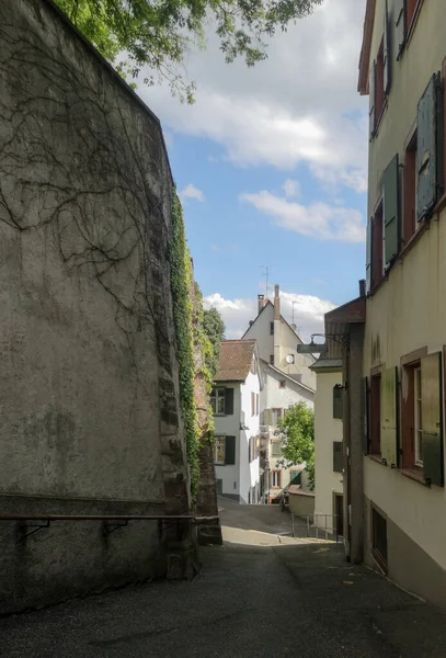 Velhas ruas medievais de Basileia, na Suíça, durante um sorriso quente — Fotografia de Stock