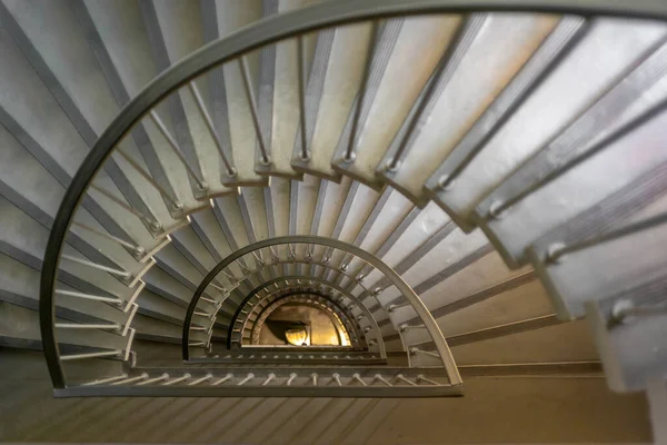 Una escalera que baja por un edificio — Foto de Stock