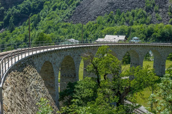 Ponte de viaduto circular perto de Brusio nos Alpes Suíços - 6 — Fotografia de Stock