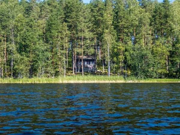 Típica cabaña de vacaciones de madera finlandesa en la orilla del Saimaa — Foto de Stock