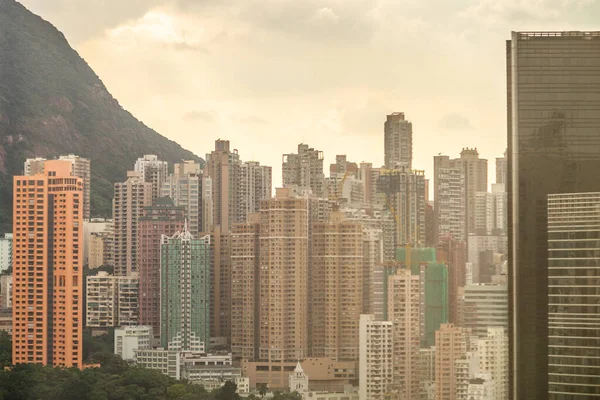 Gökyüzü açık olan Hong Kong siluetinin eski tasarımı — Stok fotoğraf