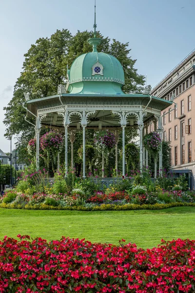 Un mirador cubierto de flores en el centro de Bergen en Noruega en —  Fotos de Stock