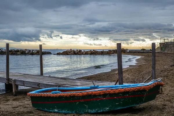 Um barco solitário na praia de Castiglioncello na Toscana em Wint — Fotografia de Stock