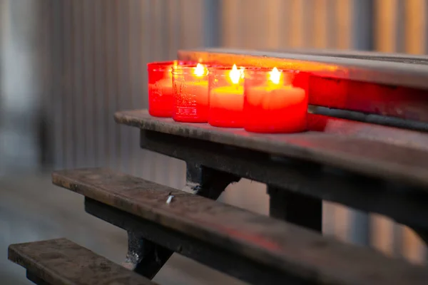 Encender velas rojas en una iglesia de Barcelona —  Fotos de Stock