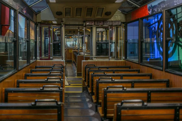All'interno di un tram vuoto a Hong Kong — Foto Stock