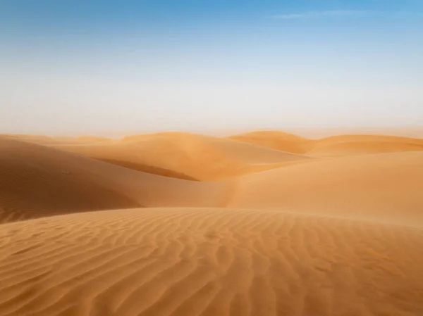 Le dune del deserto Wahiba Sands in Oman al tramonto durante un — Foto Stock
