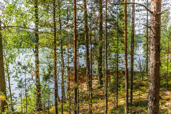 Tipica casa galleggiante rossa sulla riva del lago Saimaa a Fin — Foto Stock
