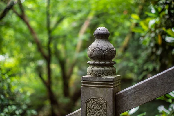 Detalle de una escultura de pilares en un puente de piedra en un parque de Wenz —  Fotos de Stock