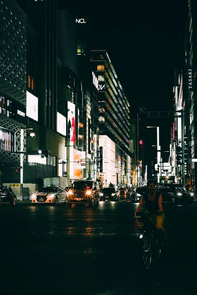 Widok ruchliwych ulic Ginza w Tokio ar nocy z zamiarem — Zdjęcie stockowe