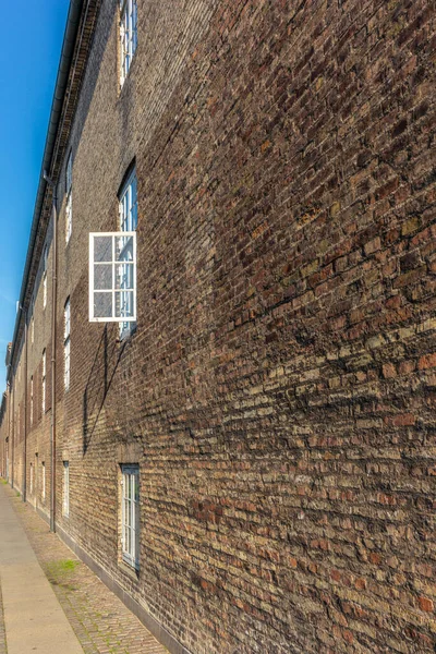 Une longue façade d'une vieille maison en brique à Copenhague en automne — Photo