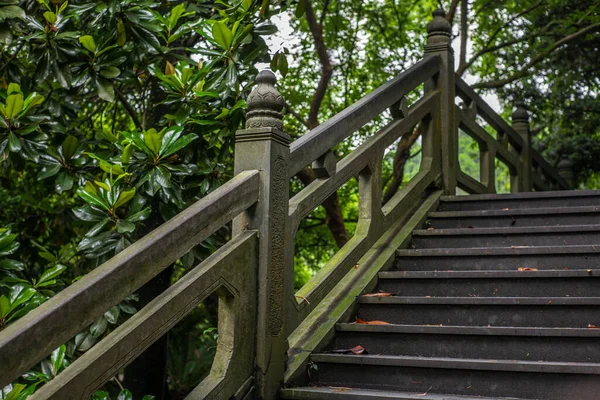 Un piccolo ponte di pietra in un parco a Wenzhou in Cina - 1 — Foto Stock