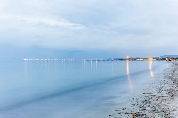 Egy elhagyatott móló a toszkán tengeren ősszel naplementekor lonnal — Stock Fotó