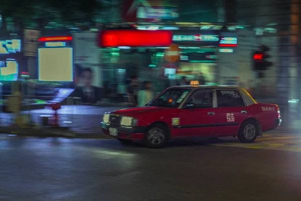 Taxi rojo corriendo en la calle de Hong Kong por la noche con movimiento — Foto de Stock