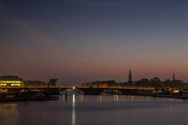 Gebäude am Wasser in Kopenhagen während eines farbenfrohen Sonnenaufgangs — Stockfoto