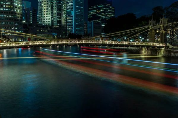 Ponte antiga iluminada no rio Singapura ao pôr-do-sol — Fotografia de Stock