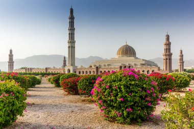 Muscat Büyük Camii 'nin geometrik güzelliği ve onun bekçisi.