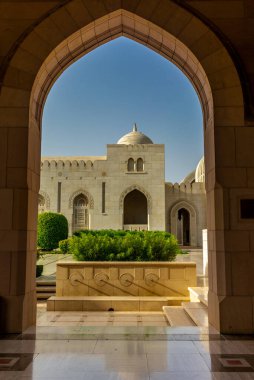 Muscat Büyük Camii 'nin kemerleri ve bahçesi