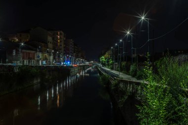 Milano 'da geceleri boş Navigli (su kanalları) görüntüsü