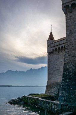 Cenevre Gölü 'ndeki Chillon Ortaçağ Şatosu' nun detayları.