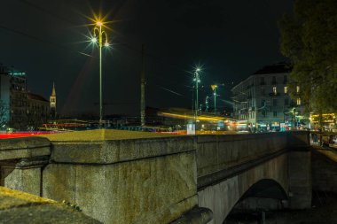 Gece vakti Milan 'daki Naviglio Grande köprüsünde hafif patikalar var.