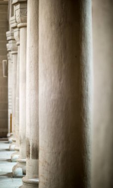 Güçlü mermer kolonlar
