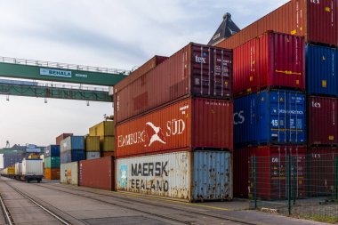 Berlin, Almanya - 5 Kasım 2018: Berlin Westhafen limanındaki demiryolu konteynerleri ve diğer hamallar. 