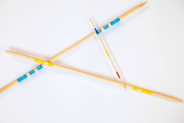 Mikado çubukları beyaz arka plana saçılmış