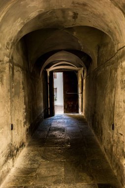 Ortaçağ evlerinin avlusu