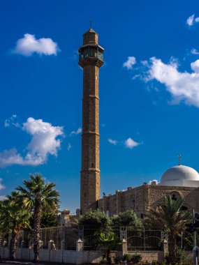 Mavi bulutlu gökyüzüne karşı Tel Aviv 'de güzel bir cami