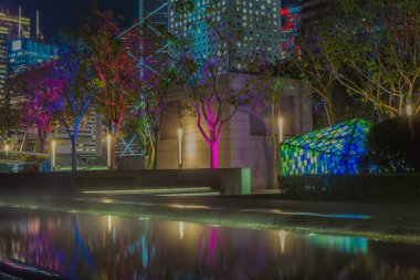 Geceleyin Hong Kong 'da parktaki ışık tesisleri