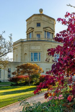 Güneşli bir sonbahar gününde Oxford 'daki etkileyici eski gözlemevi.
