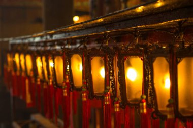 Budist tapınağındaki güzel Çin fenerleri Man Mo, Hong Kong