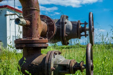 Paslı borular, tekerlekler ve vanalar.