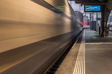 Zürih istasyonundan kalkan tren.
